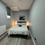 Central London - Ground Floor 2 Bedrooms Apartment